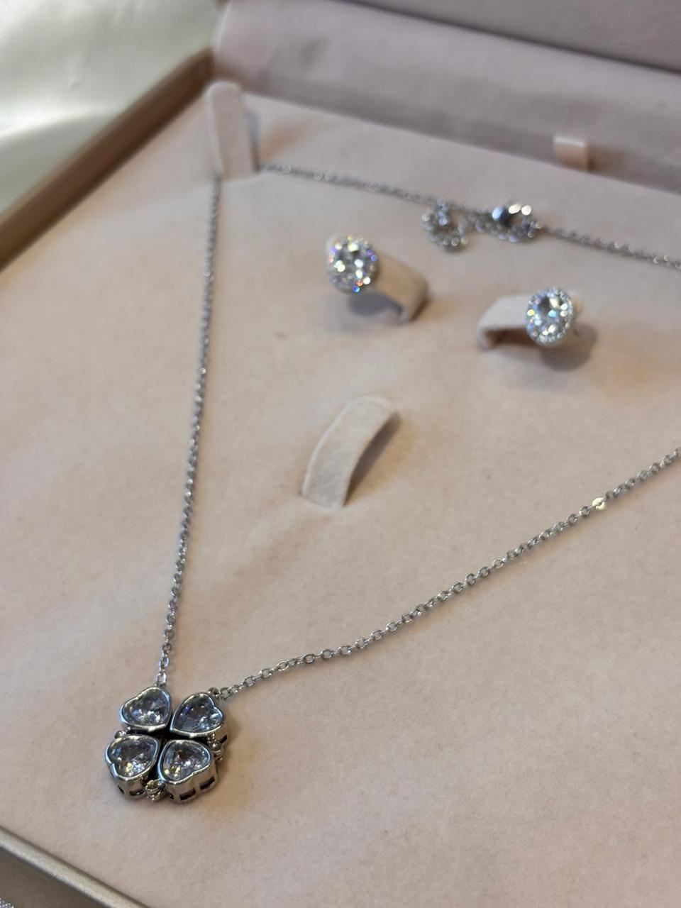 Conjunto em prata ródio branco com colar trevo cravejado, anel e brincos