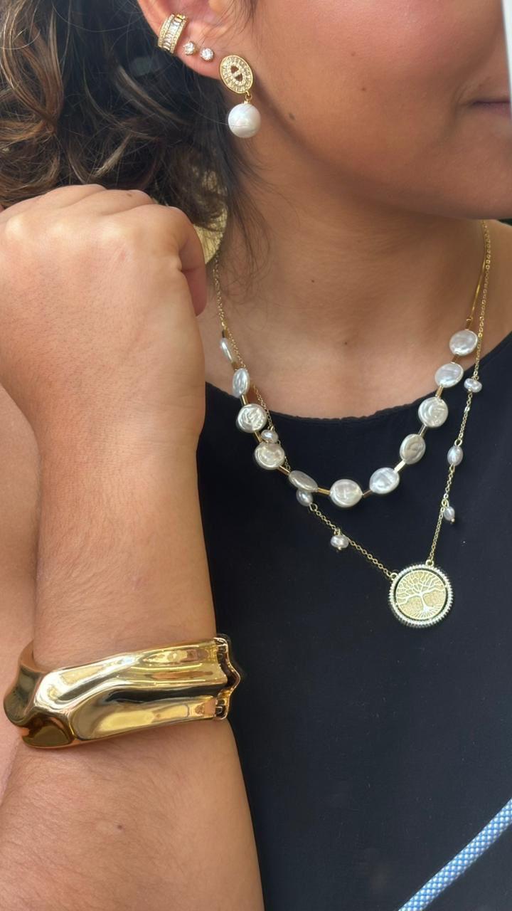Bracelete dourado orgânico, colar de pérolas barrocas, colar árvore da vida e brincos