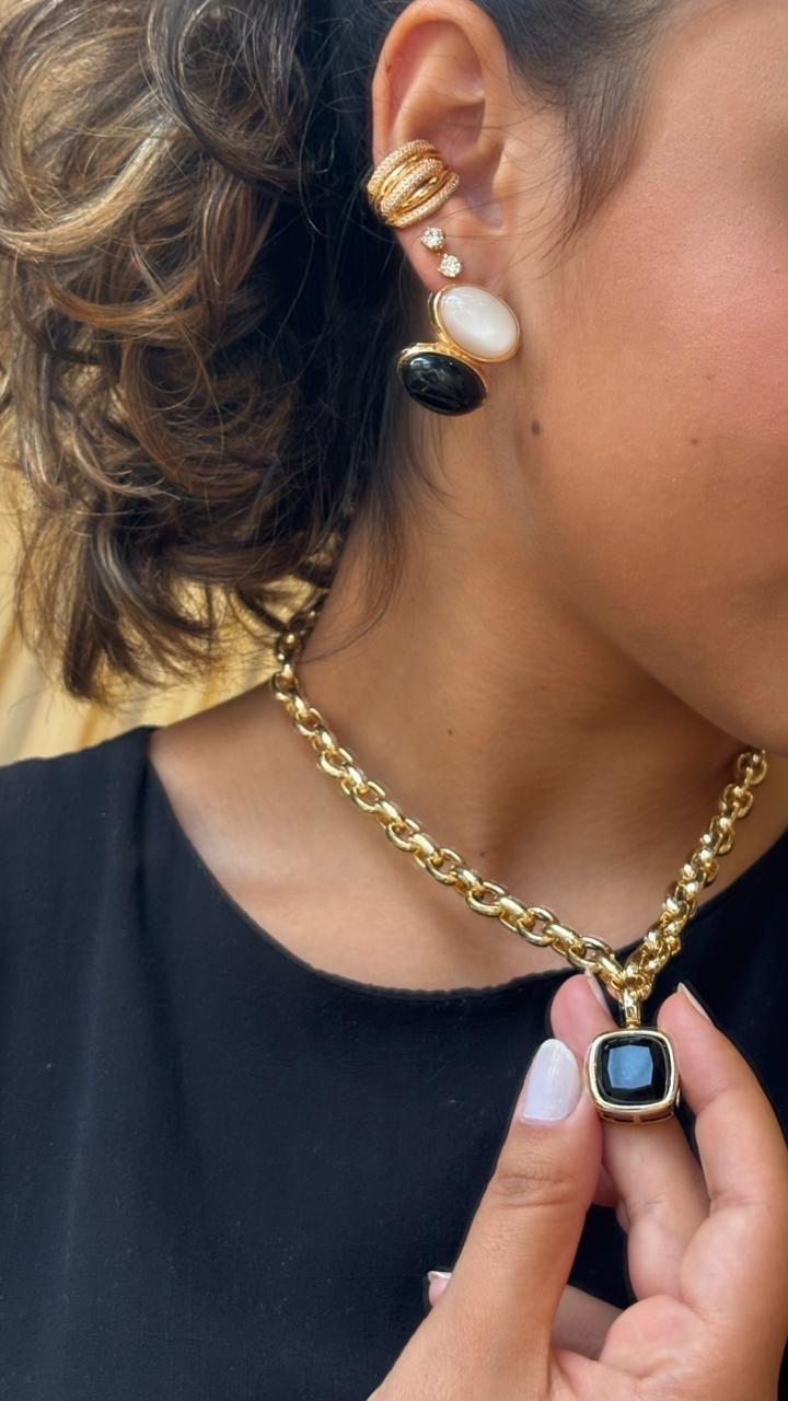 Colar corrente groumet dourado com pingente de pedra preta, brincos e ear cuff