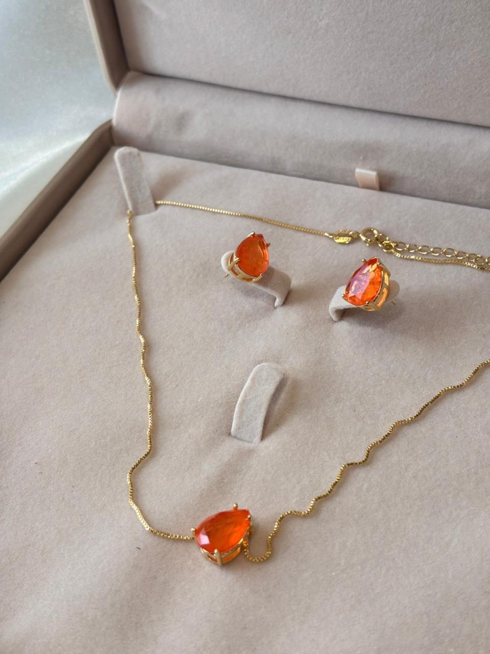 Conjunto dourado topázio imperial com colar, brinco e anel em gota laranja