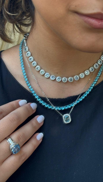 Mix de colares prata riviera e água-marinha com pingente carré azul e anel carré azul
